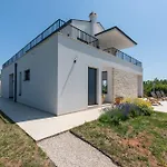Tola Villa Rapavel